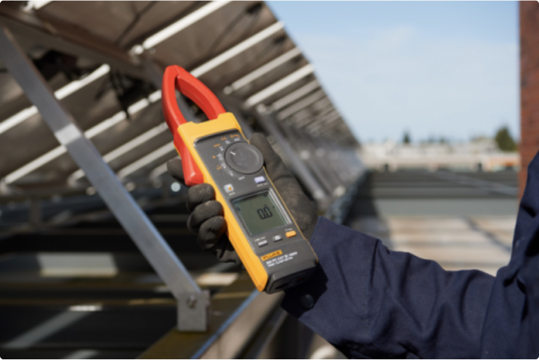 為何在太陽能 PV 裝置中使用 CAT III 等級的測量計？